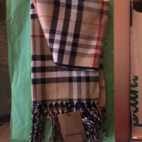 Burberry winter scarf - Picture 3 of 3